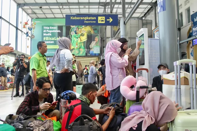 Suasana jelang keberangkatan di Stasiun Kereta Api Pasar Senen, Jakart - Foto: Henry Lukmanul Hakim