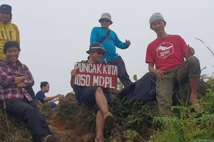 Puncak Gunung Kuta Jonggol (1.050 Mdpl)
