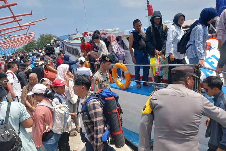 Anggota Pospam Ops Ketupat Jaya 2024 Polres Kepulauan Seribu Siaga di Dermaga, Himbau Keselamatan Wisatawan