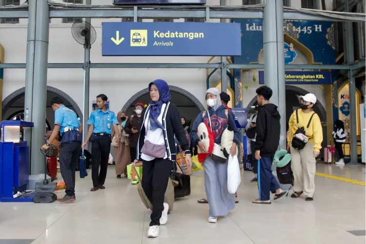 Penumpang baru saja tiba di Stasiun Pasar Senen, Jakarta - Foto: Henry Lukmanul Hakim