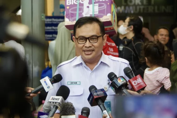 Manajer Humas PT Kereta Api Indonesia (Persero) (KAI) Daop 1 Jakarta Ixfan Hendriwintoko ketika memberikan keterangan kepada awak media di Stasiun Pasar Senen, Jakarta - Foto: Henry Lukmanul Hakim