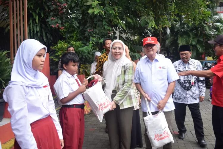 Peduli Pendidikan, Berbagi alat tulis - Foto: Istimewa