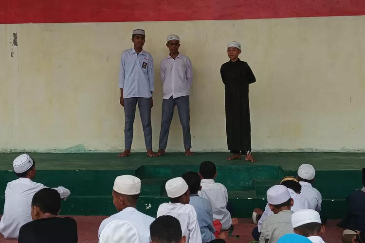 Santri  Pesantren Nuu Waar AFKN Asah Public Speaking 