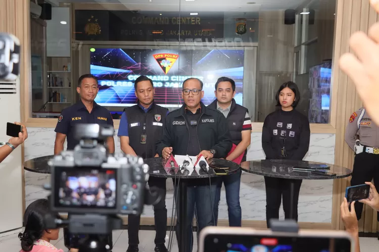 Kapolres Metro Jakarta Utara Kombes Pol Gidion Arif Setyawan saat jumpa pers di Jakarta, Rabu (8/5) malam.