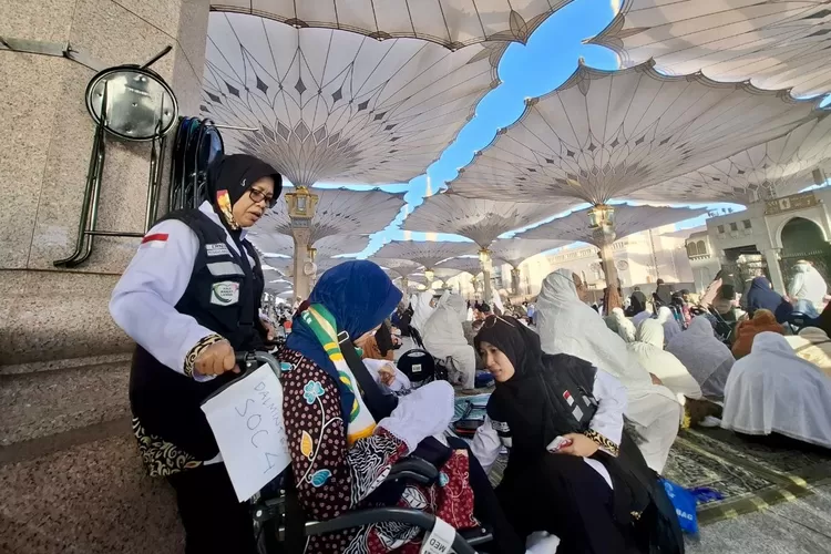  Foto (Ilustrasi) : Tim Media Center Haji Madinah, Erni dan Bella sedang membantu jemaah di Masjid Nabawi - Foto: Henri Lukmanul Hakim / MCH 2024