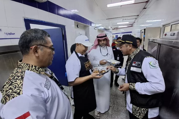 Kadaker Madinah (kanan) didampingi Kasi Konsumsi Daker Madinah Muhammad Mstian Tengan Mencicipi makanan jemaah haji Indonesia - Foto: Henri Lukmanul Halkim / MCH 2024 