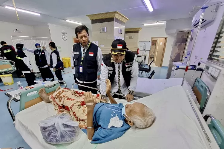 Kepala PPIH Daerah Kerja (Daker) Madinah Ali Machzumi didampingi Kasi KKHI Madinah, dr. Karmijono sedang berdialog dengan jemaah - Foto: Henri Lukmanul Hakim MCH - 2024