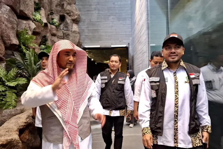 Kadaker Madinah, Ali Machzumi bersama pemandu Museum Museum As Syafiyah and Park di Madinah Imam Attamimi - Foto: Henri Lukmanul Hakim