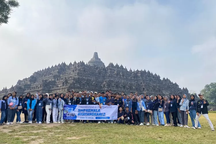 Candi Borobudur menjadi salah satu Destinasi Trip SMK Kemala Bhayangkari 
