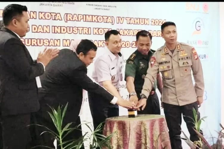 Penekan Tombol tanda Peresmian Rapimkota Kadin  Jakarta Barat ke IV 