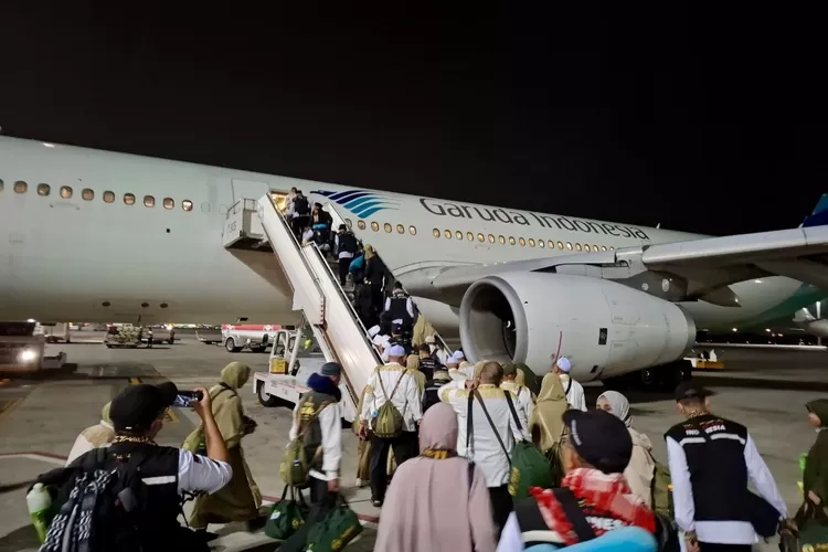 (Ilustrasi) Penumpang hendak menaikiki pesawat Garuda Indonesia - Foto: Henri Lukmanul Hakim - MCH 2024