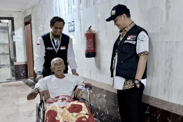 (Ilustrasi) Wakil Menteri Agama (Wamenag) Syaiful Rahmat Dasuki (kanan) ketika mengunjungi Klinik Kesehatan Haji Indonesia di Madinah - Foto: Henri Lukmanul Hakim (MCH) 2024