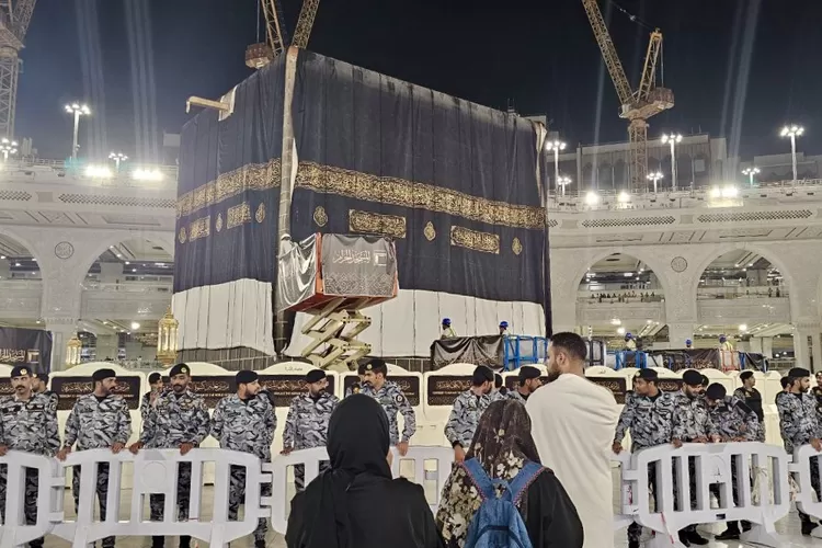 Proses penggantian Kiswah - Foto: Media Center Haji (MCH) 2024 