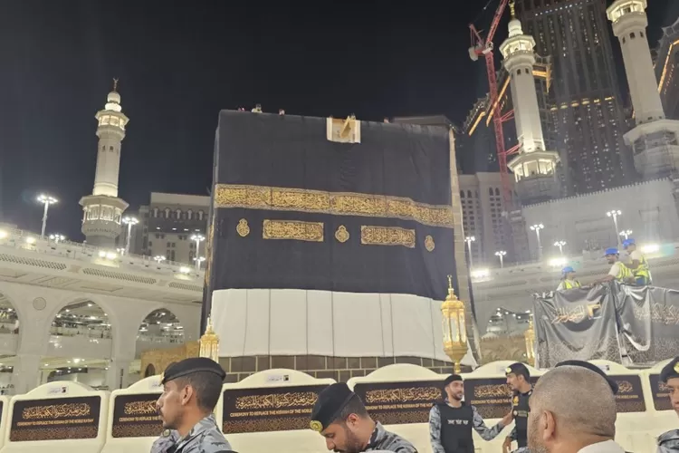 Proses penggantian Kiswah Kabah - Foto: Media Center Haji (MCH) 2024 
