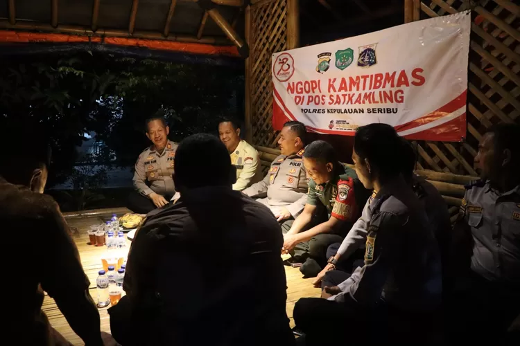 Kapolres Kepulauan Seribu AKBP Ajie Lukman Hidayat Gelar Ngopi Kamtibmas dan Pengecekan Poskamling di Pulau Untung Jawa