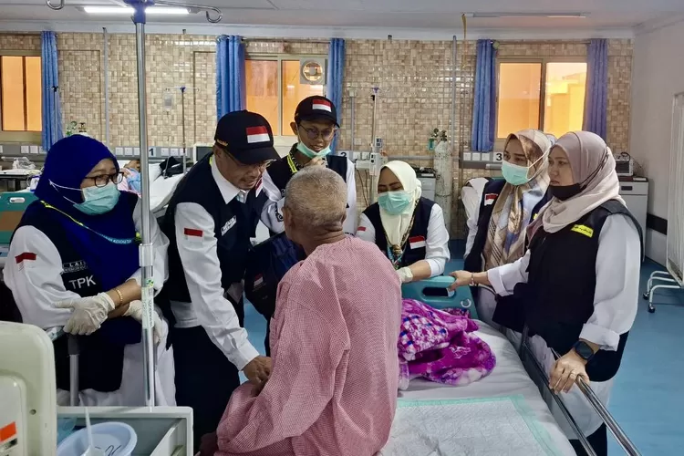 Petugas Klinik Kesehatan Haji Indonesia (KKHI) memeriksa pasien jemaah haji indonesia  - Foto: Henri Lukmanul Hakim / Media Center Haji (MCH) 2024  