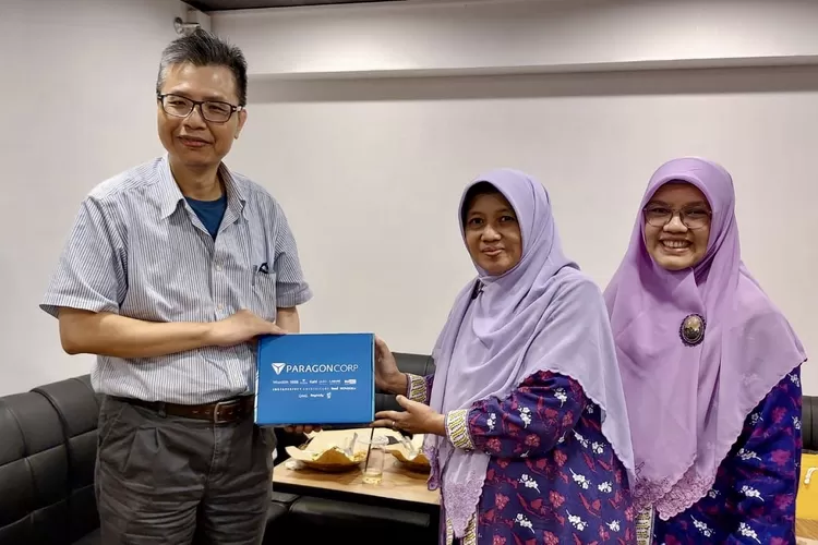 Ketua Umum Salimah memberikan cindera mata kepada Prof Syuan Yuan Chiou. - Foto: Istimewa