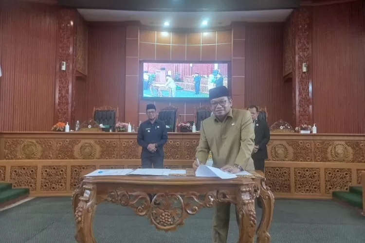 Ketua DPRD Depok saat menandatangani hasil Rapat Paripurna