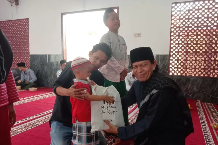 DKM Musholla Ar Royyan Rajeg Santuni 30 Anak Yatim - Foto: Istimewa