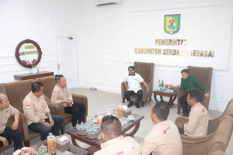 Bupati Serdang Darma Wijaya dan Wakil Bupati Adlin saat menerima Manajemen Timenews yang merupakan mita Promedia Teknologi Indonesia