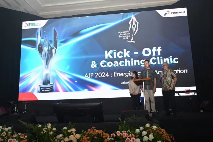 VP Corporate Communication Pertamina Fadjar Djoko Santoso bersama Perwakilan Juri AJP Maman Suherman dan juga Perwakilan media Livia Ramadhanti dari Metro TV melakukan seremoni pembukaan Anugerah Jurnalistik Pertamina 2024 yang berlangsung di di Jakarta, Selasa (31/07/2024).