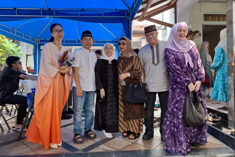 Keluarga besar mendiang Hj. Yulis Praptiningsih - Foto: Henri Lukmanul Hakim