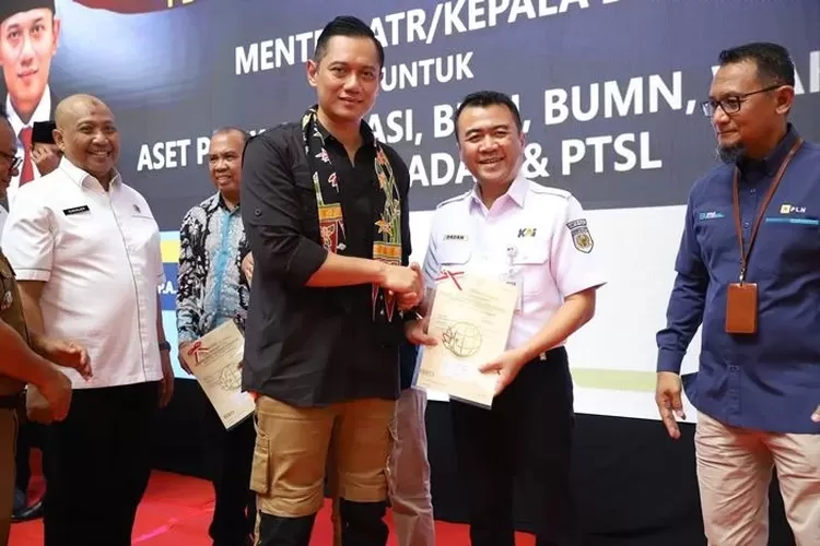 Menteri ATR/BPN Agus Harimurti Yudhoyono menyerahkan sertipikat kepada Direktur Keselamatan dan Keamanan KAI Dadan Rudiansyah - Foto: Istimewa