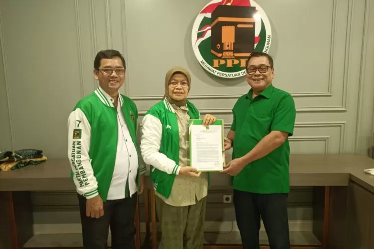 Ketua DPP PPP memberikan SK Dukungan untuk Supian Suri 
