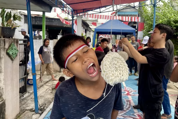 Anak-anak RT 01 - RW 05 mengikuti lomba makan kerupuk - Foto: Henri Lukmanul Hakim