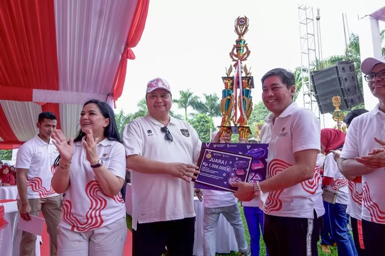 Menteri Koordinator Bidang Perekonomian Airlangga Hartarto memberikan piala kepada pemenang lomba - Foto: Istimewa