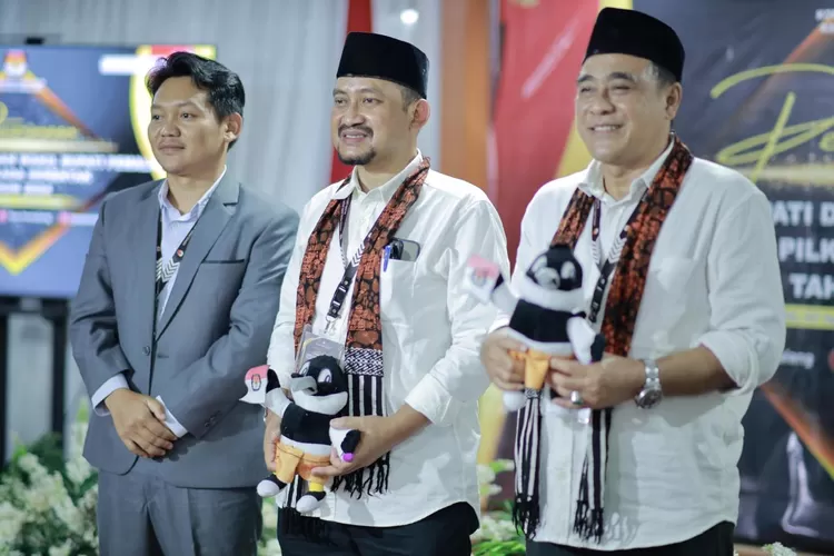 Anom Widiyantoro resm Menjadi Calon Bupati Pemalang 
