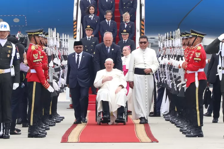 Menteri Agama RI Yaqut Cholil Qoumas hari ini menyambut kedatangan Paus Fransiskus - Foto: Istimewa