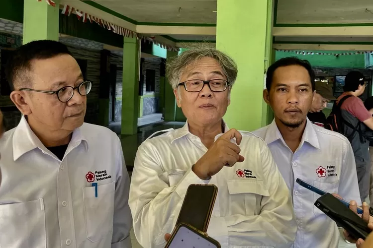 Ketua PMI Kota Tangerang Oman Jumansyah (tengah) memberikan keterangan kepada awak media - Foto: Henri Lukmanul Hakim