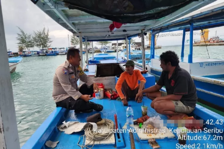 Bhabinkamtibmas Pulau Pramuka, Polres Kepulauan Seribu, Bripka Marwansyah, melaksanakan kegiatan sambang dan silaturahmi kepada warga