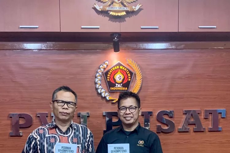 Direktur LUKW PWI Dr Firdaus Komar Msi telah menyerahkan secara resmi buku pedoman LUKW PWI kepada Ketua Bidang Pendidikan PWI Pusat Dr Suprapto Sastro Atmojo, 