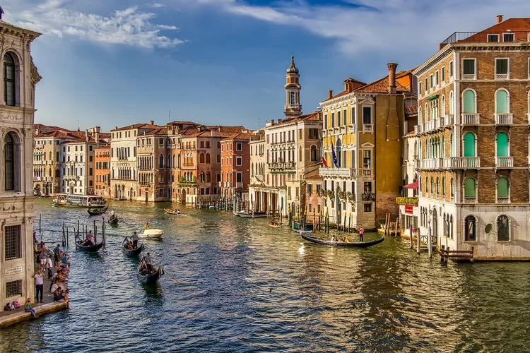 Pemandangan kota yang indah di Venezia. (Kredit: Pixabay/nextvoyage)