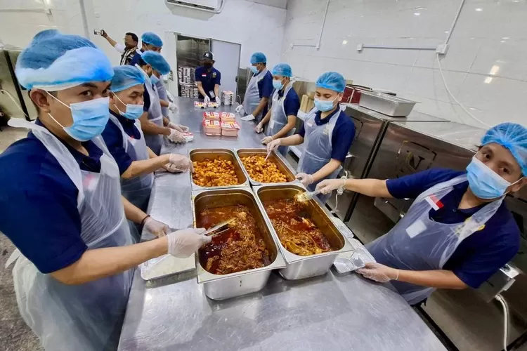 Petugas Katering sedang menyiapkan Menu Nusantara Bagi Jemaah Haji 2024 - Foto: Henri Lukmanul Hakim