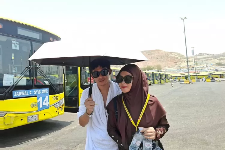 Pasangan jenaah haji ketika hendak menaiki bus sholawat di terminal Syib Amir, Makkah - Foto: Henri Lukmanul Hakim