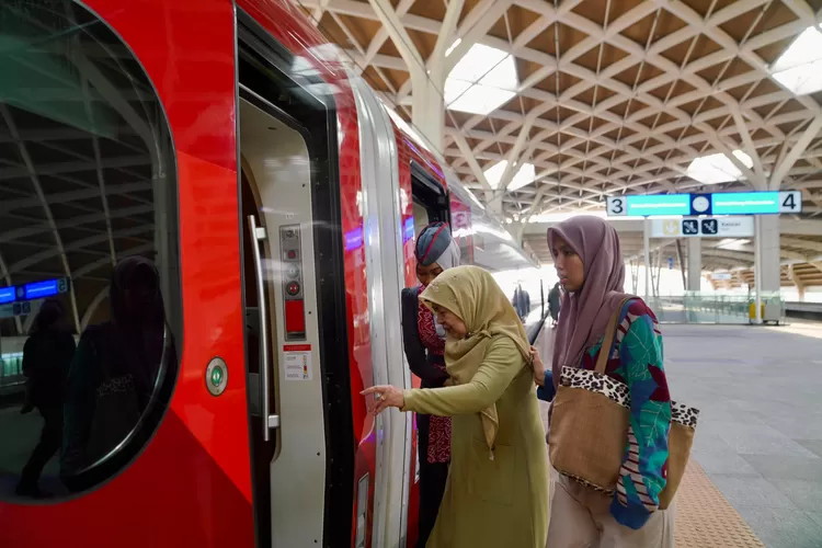 Penumpang Kereta Cepat Whoosh