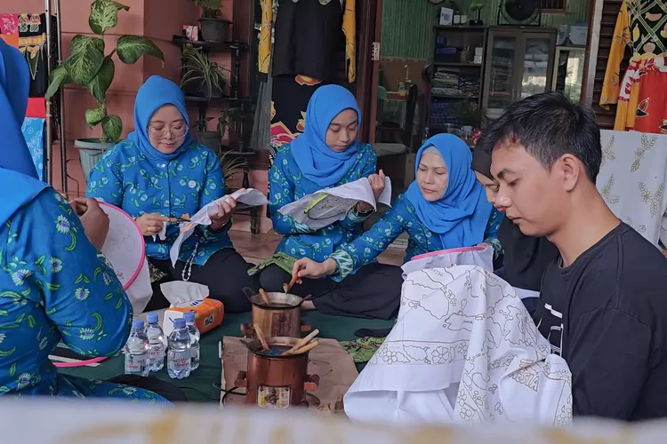 UMKM tersebut adalah Batik Sri yang didirikan dan kelola langsung oleh Ibu Sri Sunarni sejak tahun 2009.