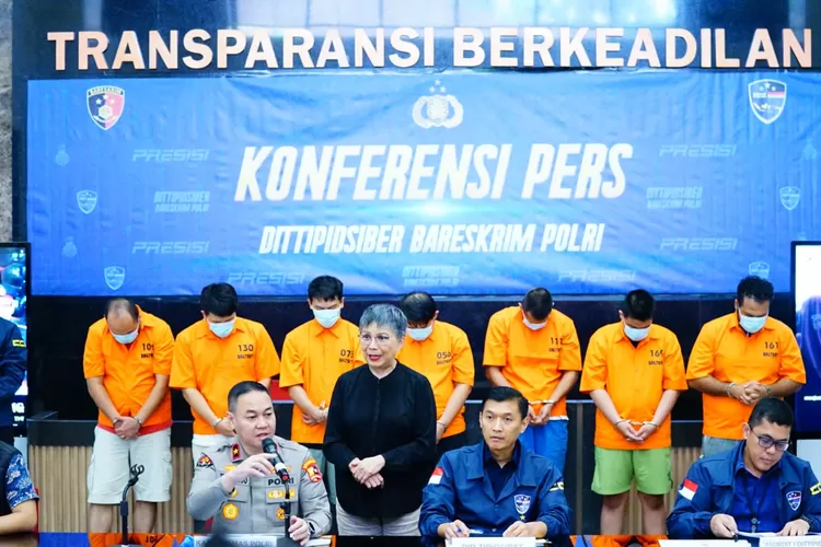 Direktur Tindak Pidana Siber Bareskrim Polri Brigjen Pol Himawan Bayu Aji  dalam Konferensi Pers 