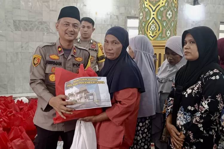 Kaposek Pekanbaru Kota Kompol H. Herman Pelani. SH memberikan sembako kepada masyarakat - Foto: Istimewa