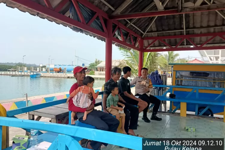 Bhabinkamtibmas Pulau Kelapa Sambangi Warga