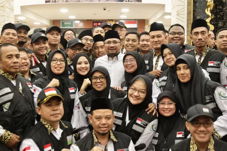 Petugas Haji Indonesia 2024 foto bersama dengan Menteri Agama Yaqut Cholil Qaumas di Kantor Daerah Kerja (Daker) Madinah - Foto: Henri Lukmanul Hakim