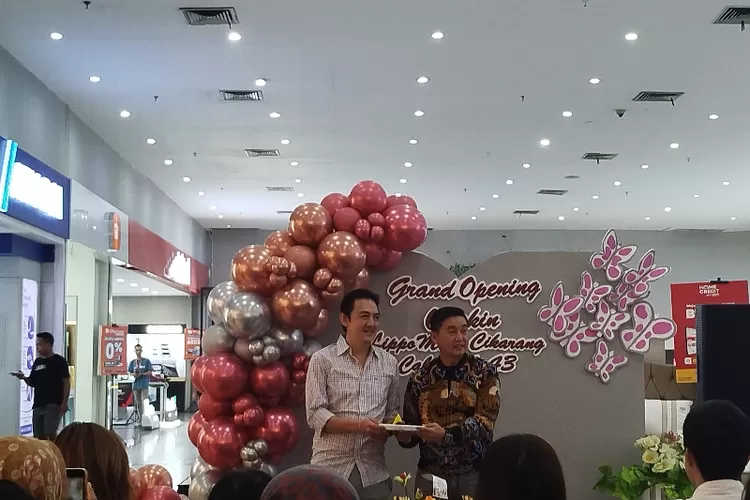 CEO Klinik Oriskin Johan saat Memberi Tumpeng tanda Peresmian Oriskin Cabnag ke 43 di Lippo Mall Cikarang