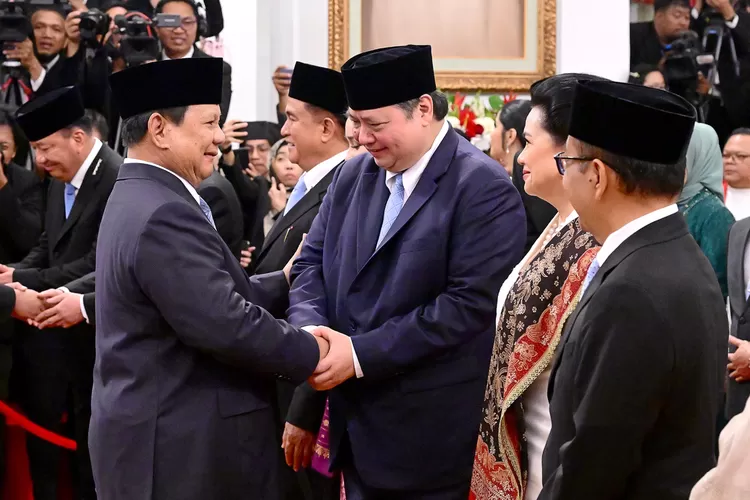 Pesiden RI Prabowo Subianto memberikan selamat kepada Menko Airlangga Hartarto - Foto: Istimewa