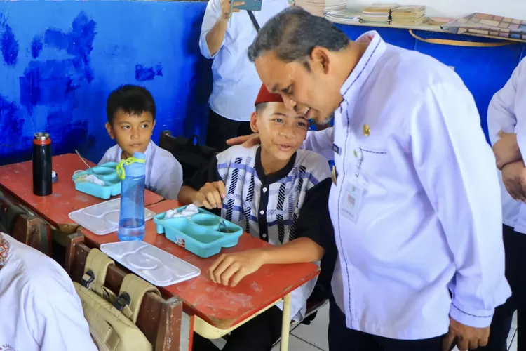 Penjabat (Pj) Wali Kota Tangerang, Dr. Nurdin kembali berkesempatan untuk meninjau pelaksanaan pembiasaan program Makan Bergizi Gratis (MBG) - Foto: Istimewa