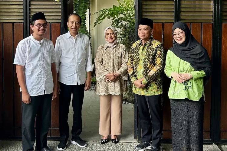 Muhadjir Effendi visits Jokowi's residence in Solo, discusses Hajj organization