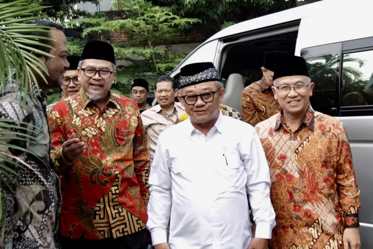 Ketua Umum PP PERSIS Ustaz Jeje Zaenudin menerima kunjungan Mendikdasmen Abdul Mu'ti dan Wamen Atip Latifulhayat  di kantor PERSIS  Jakarta - Foto: Henri Lukmanul Hakim