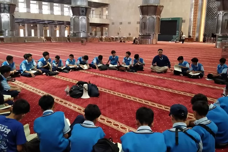 Siswa SMP Prima Cendekia Islami (PCI) memabaca Al Quran di Masjid Istiqlal, Jakarta - Foto: Istimewa